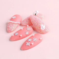 exemple de décorations "flocons enchantés" un motif nail art incontournable pour vos manucures d'hiver