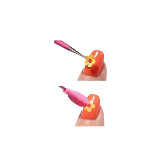 instrument precision pour le nail art : la pince rose avec sa pointe fine et son applicateur en silicone