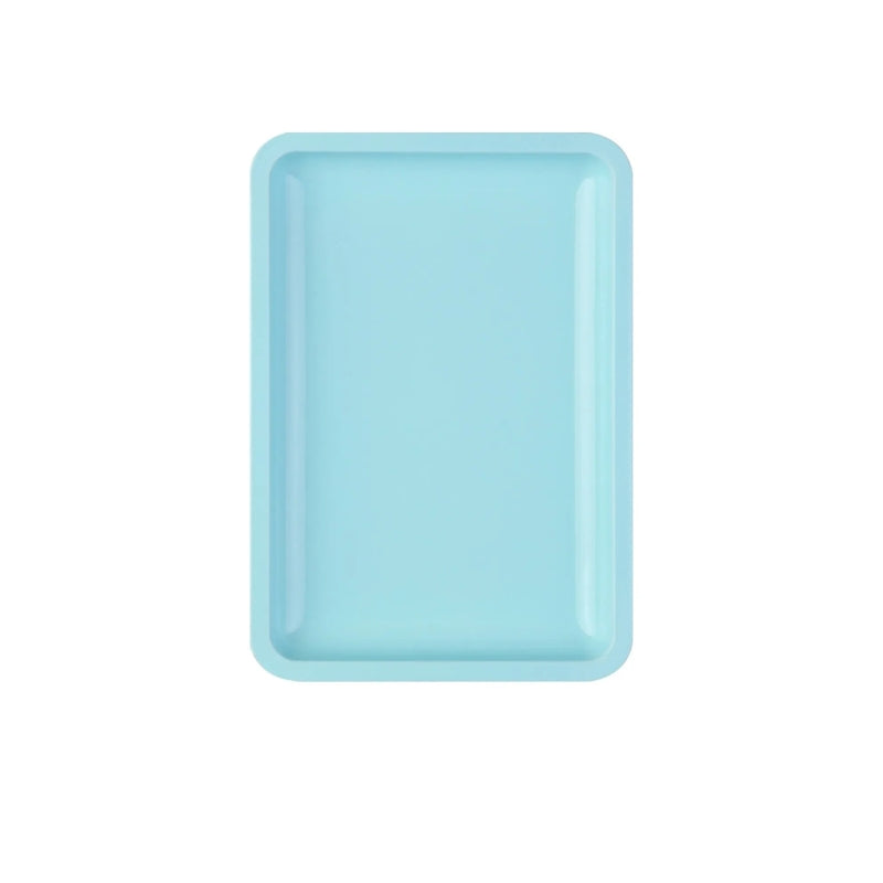 plateau bleu pastel : disposition d'outils de manucure